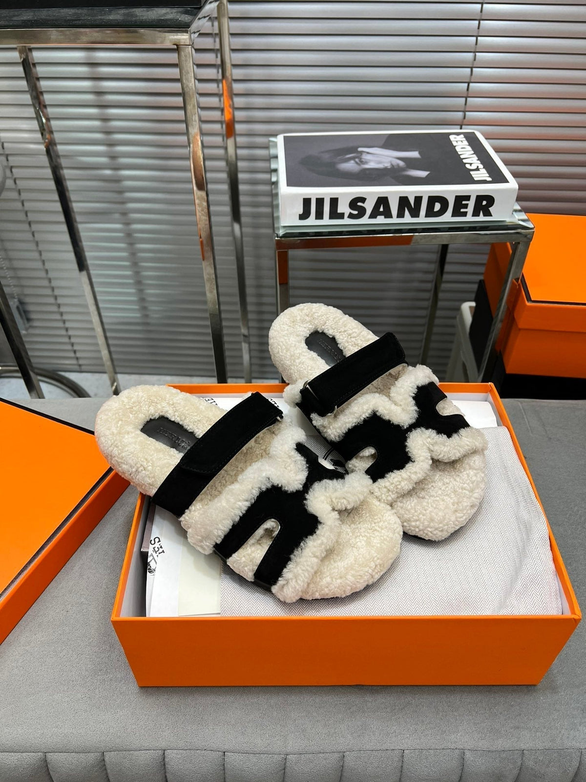 HERMES CHYPRE SLIPPERS IN BEIGE LAMB WOOL AND BLACK SUEDE