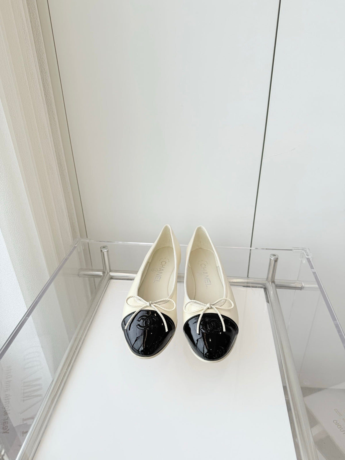 CHANEL BALLET FLAT IN WHITE MIX BLACK CALFSKIN